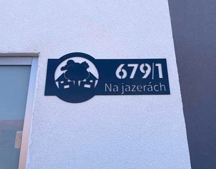 Číslo na dom na želanie s logom firmy