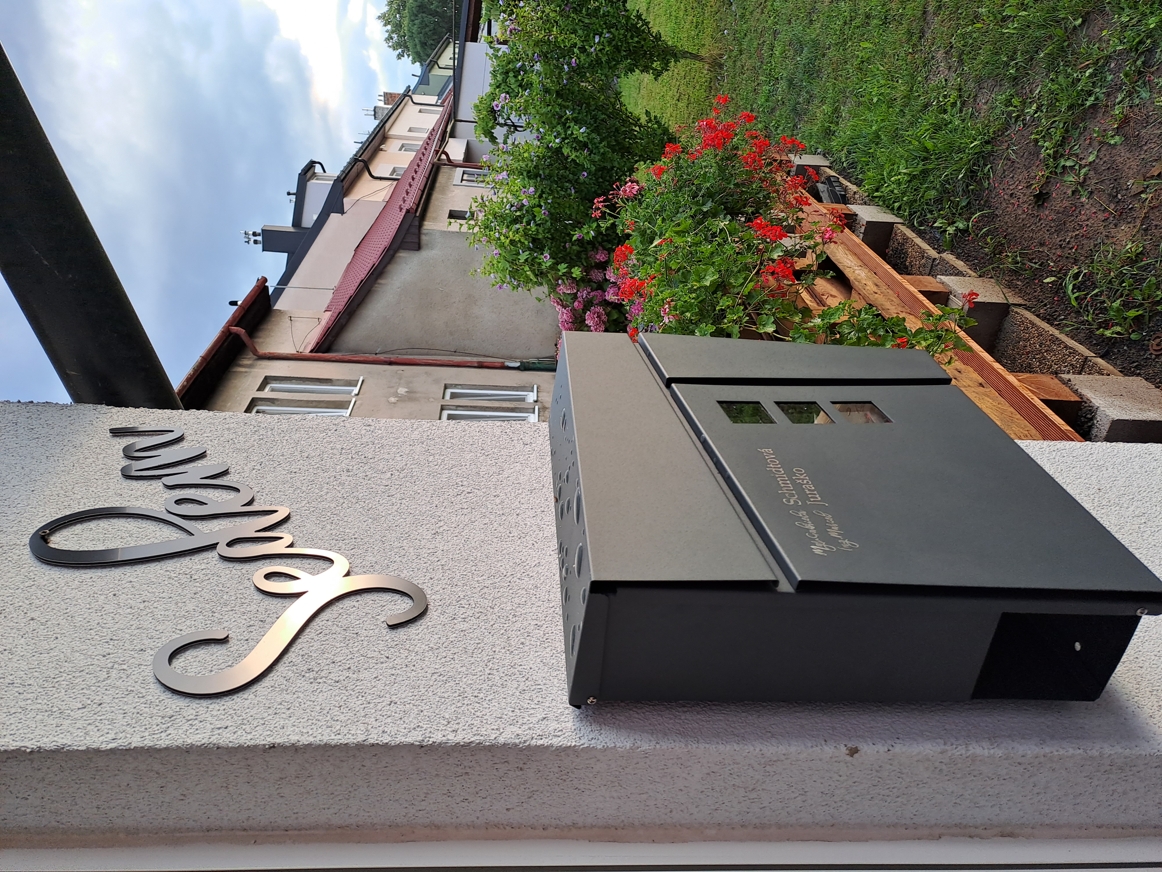 Číslo na dom Slovo + Poštová schránka + Gravír mien na schránku ZADARMO