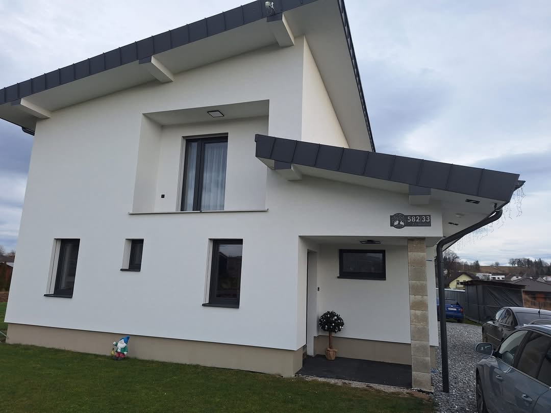 Popisné číslo: Strom plný života s číslom na dom a ulicou