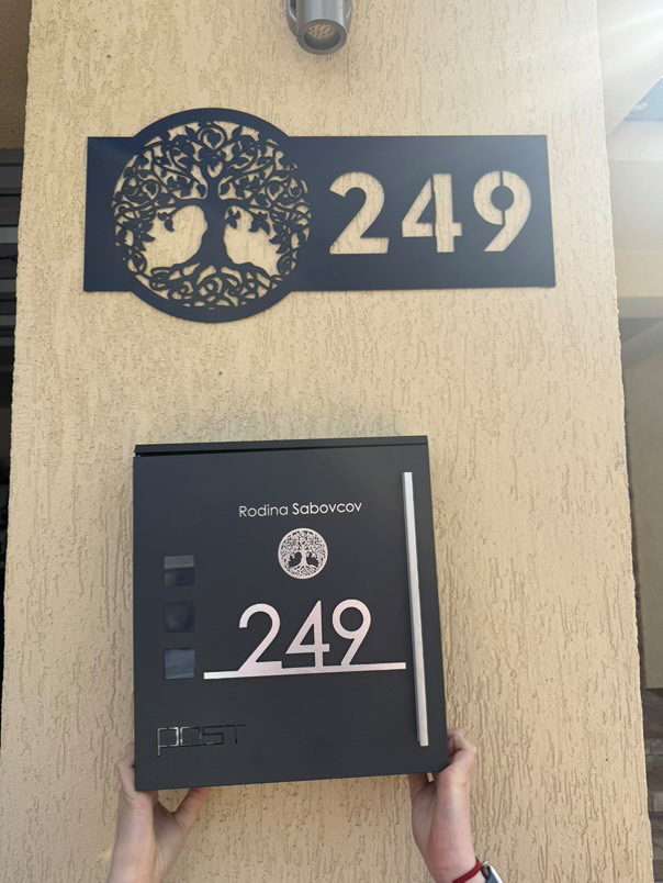 Popisné číslo: Strom plný života s číslom na dom