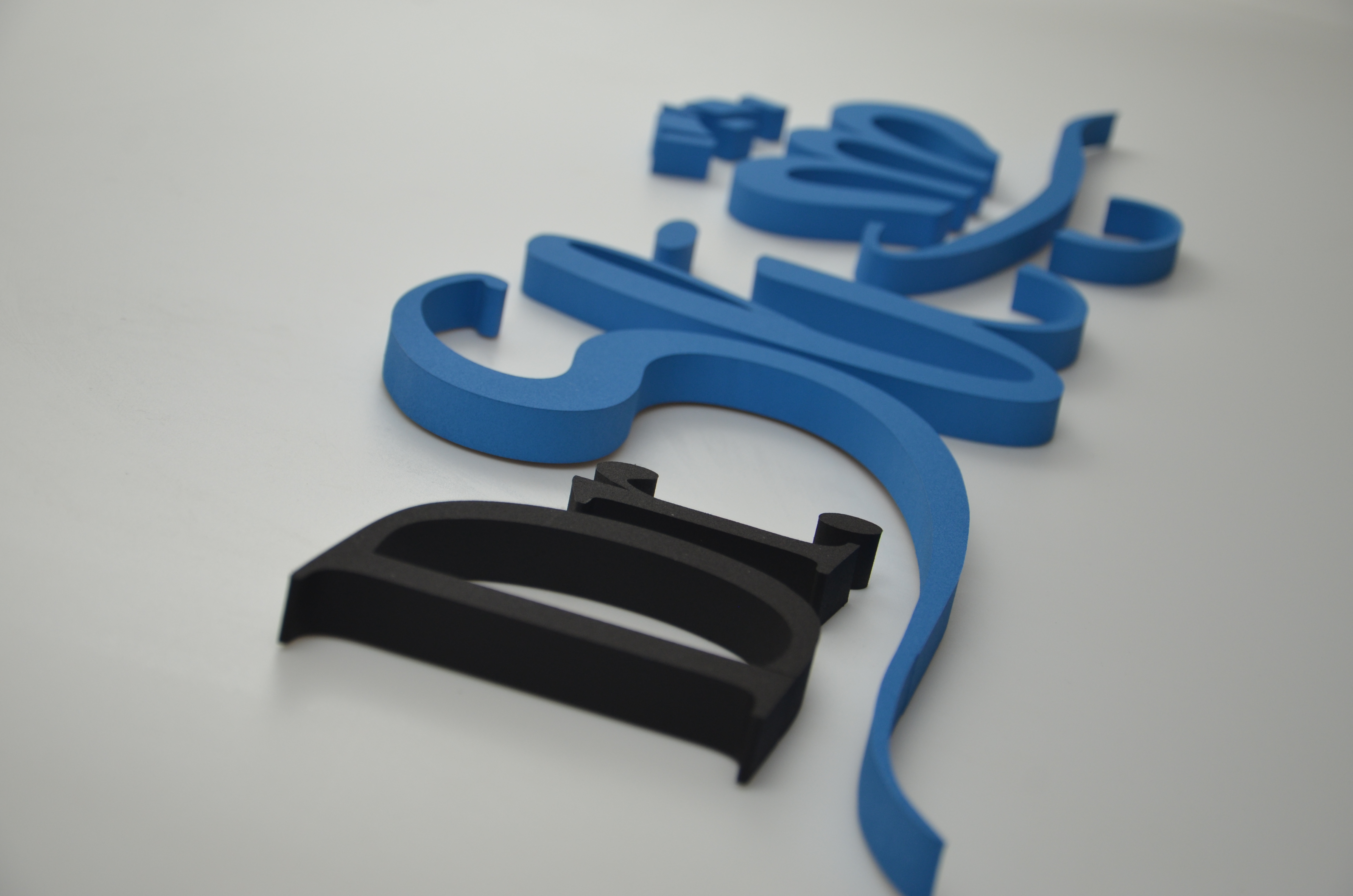 3D firemné logo dvojfarebné z TVRDENÉHO POLYSTYRÉNU interiér/exteriér