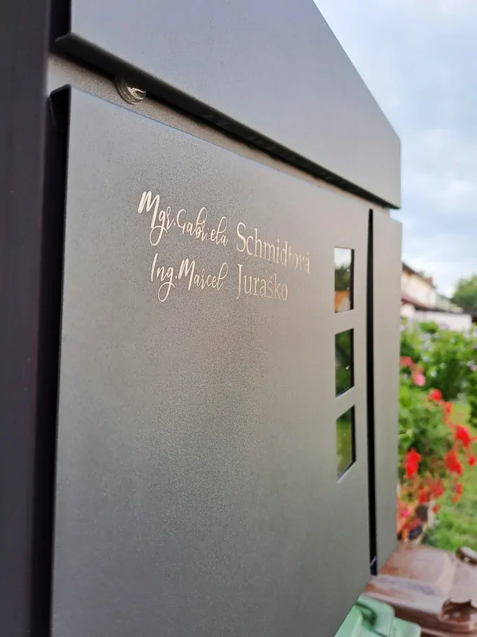 Číslo na dom Ulica pod strechou + Poštová schránka + Gravír mien na schránku ZADARMO