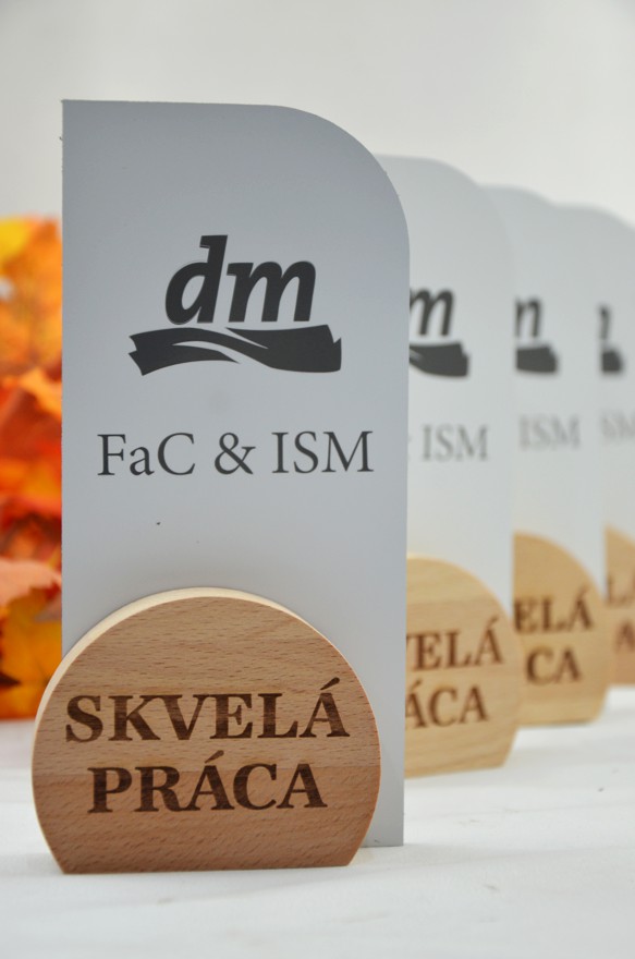 Plaketa na drevenom podstavci