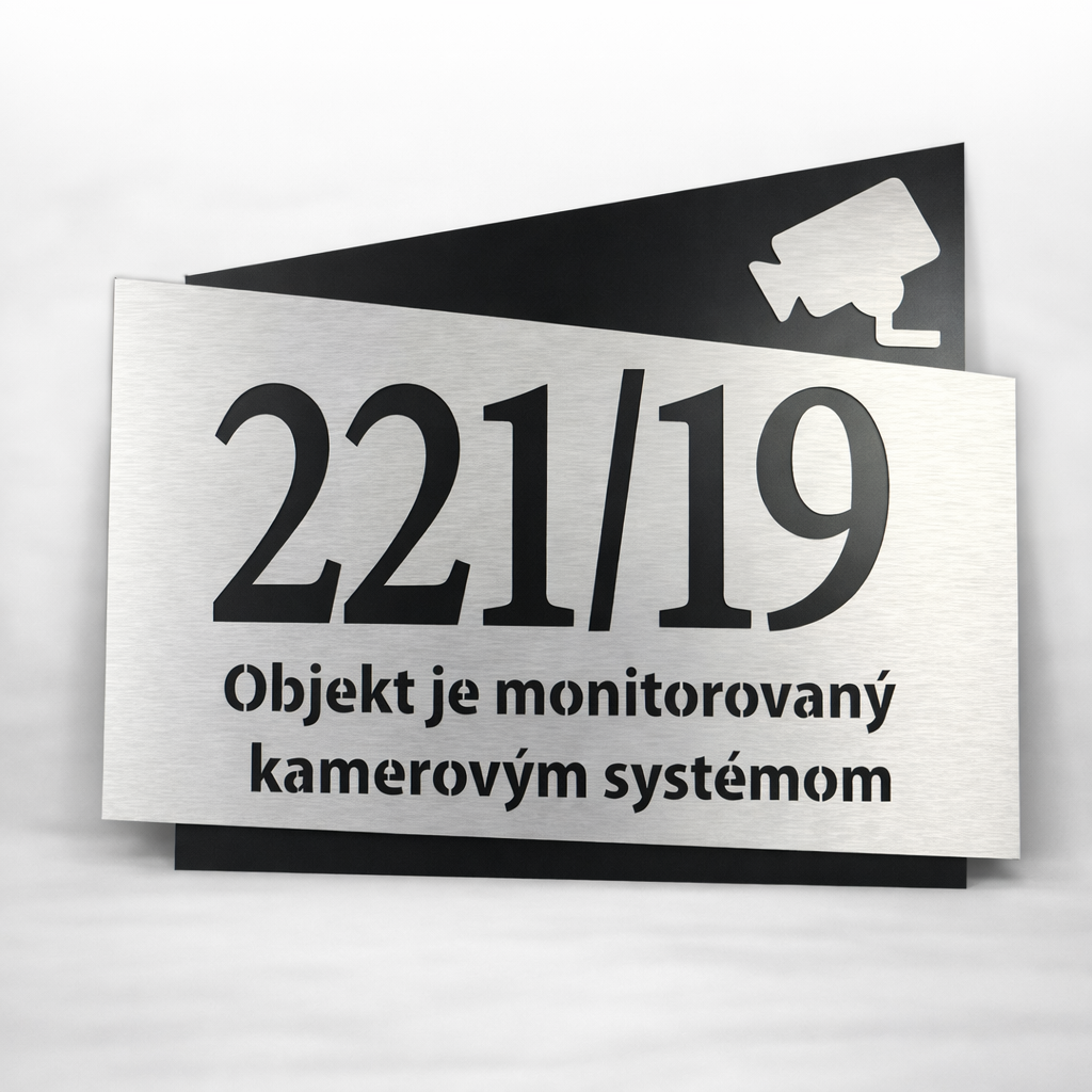 Číslo na dom s nápisom: Objekt chránený kamerovým systémom