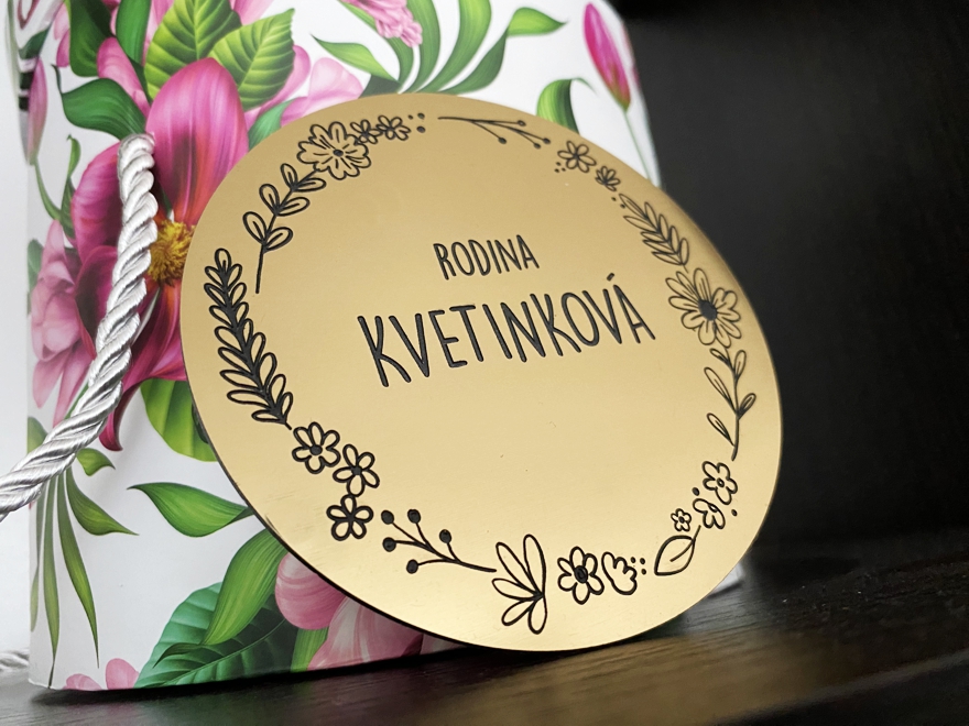 Menovka na dvere alebo poštovú schránku KVETINKOVÁ | Exteriérová plastová menovka (11cm)