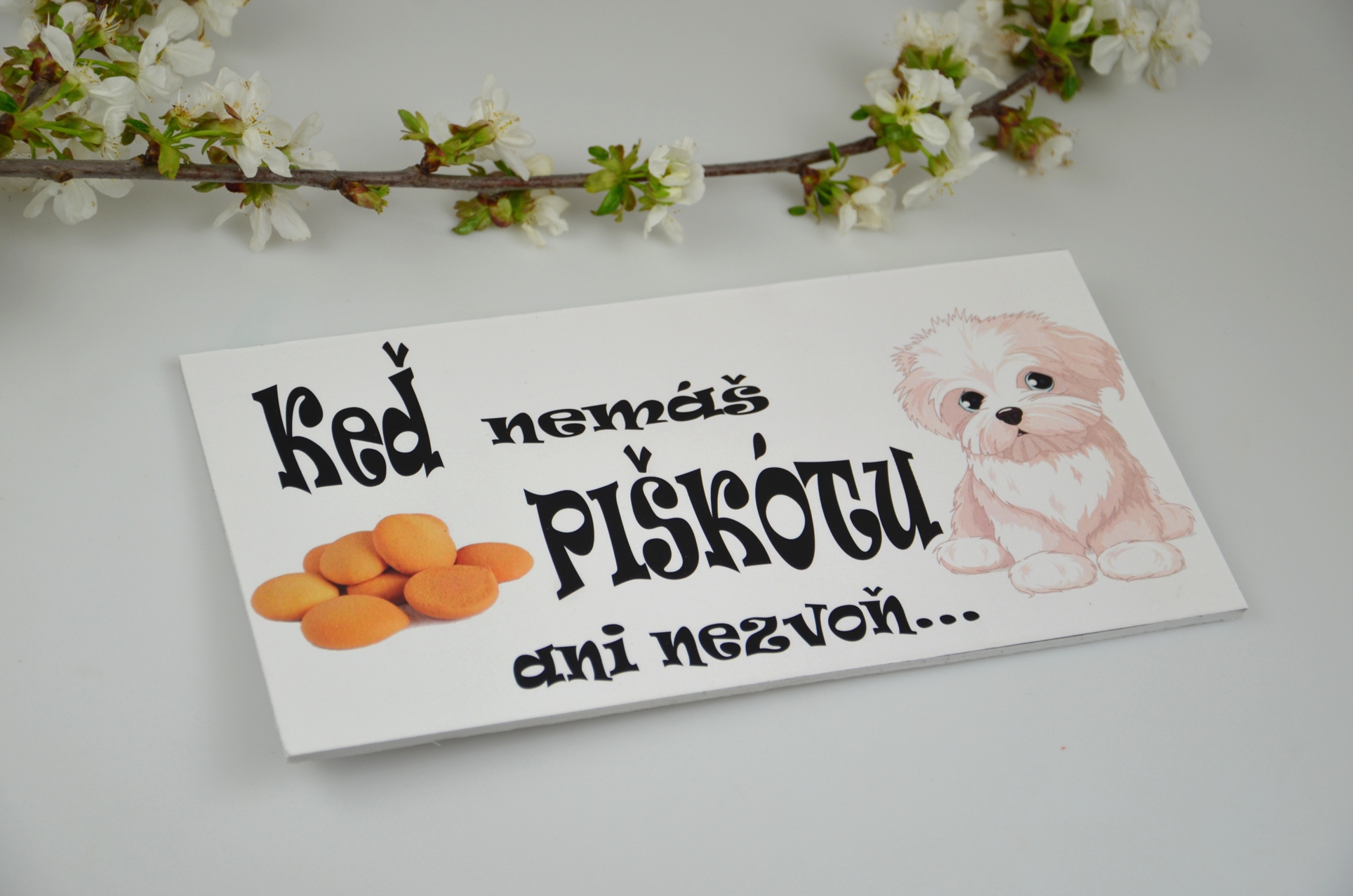 Tabuľka „Bez piškóty ani nechoď“ – originálna tabuľka na dvere pre milovníkov psíkov (rasa podľa želania)