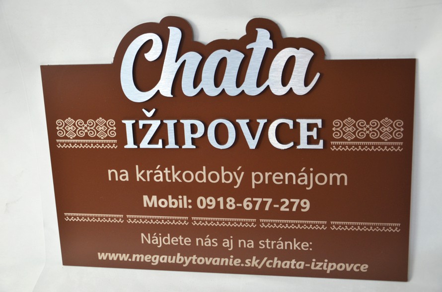 Ľudová tabuľka s názvom chaty/penziónu/hotela s gravírom údajov