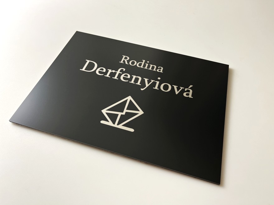 Tabuľka na poštovú schránku s vlastnými údajmi (aj firemnými)