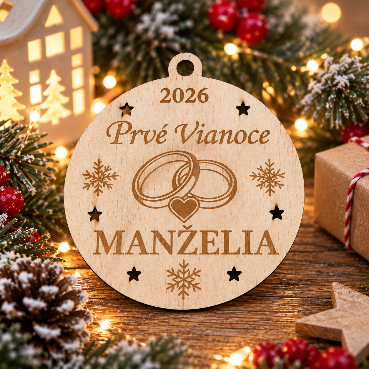 Drevená vianočná ozdoba: Prvé vianoce manželia s rokom