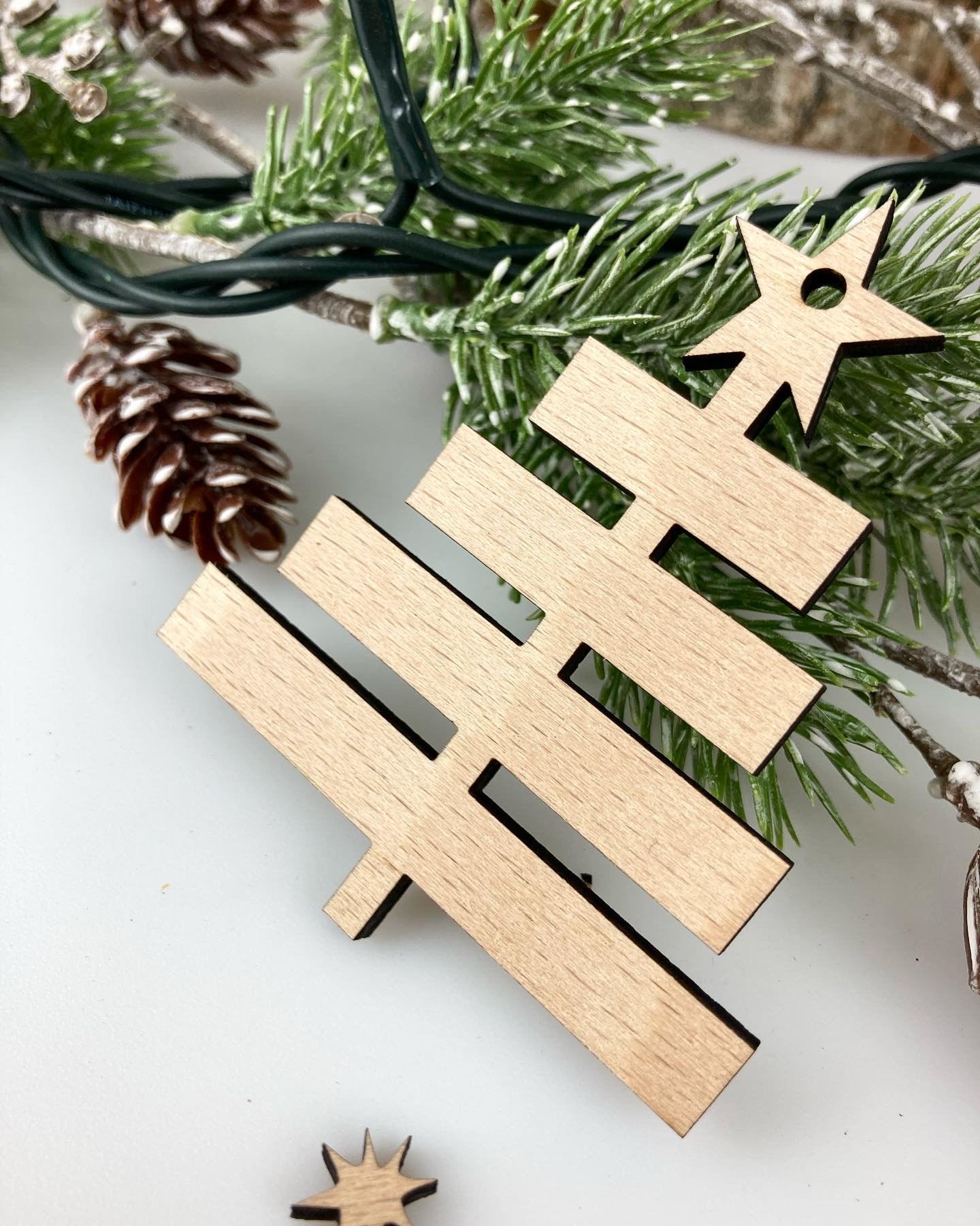 Drevená vianočná ozdoba: STROMČEK MODERNÝ