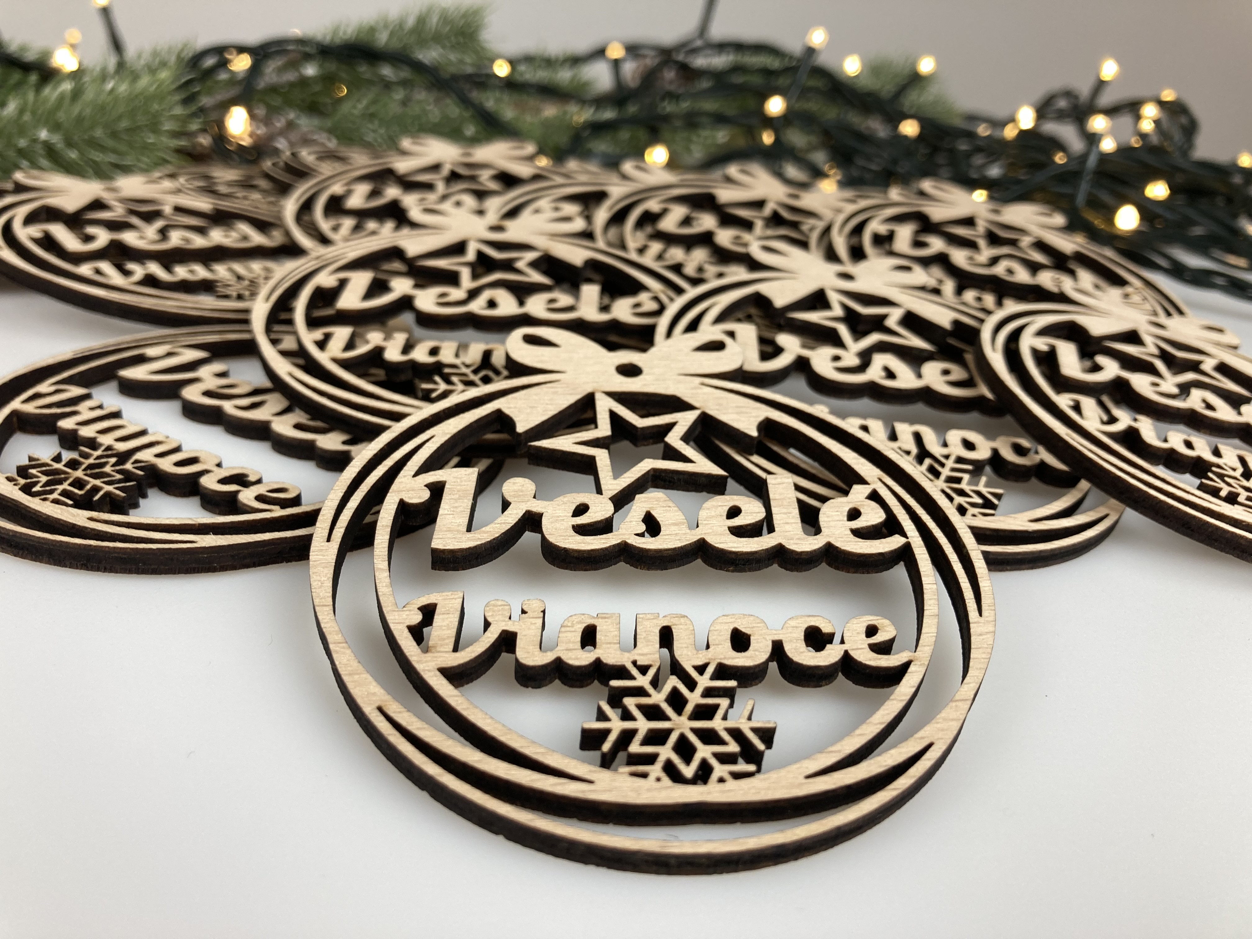 Drevená vianočná ozdoba: VESELÉ VIANOCE