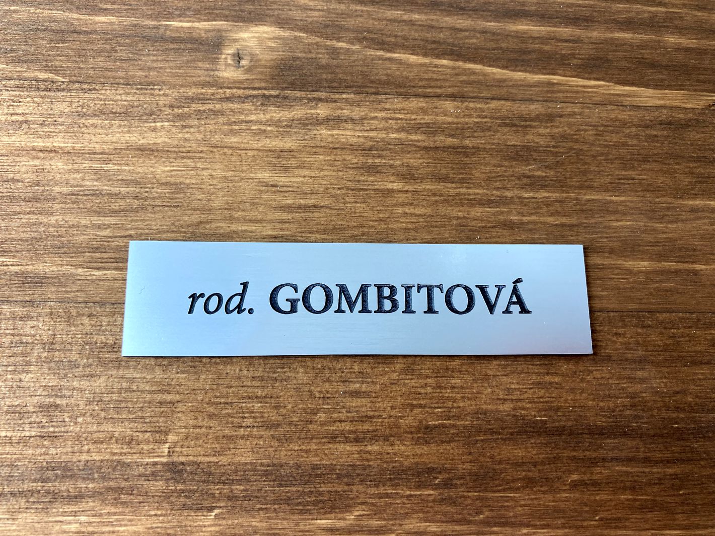 Menovka na dvere alebo poštovú schránku KLASIK | Exteriérová plastová menovka (10×2,5cm)