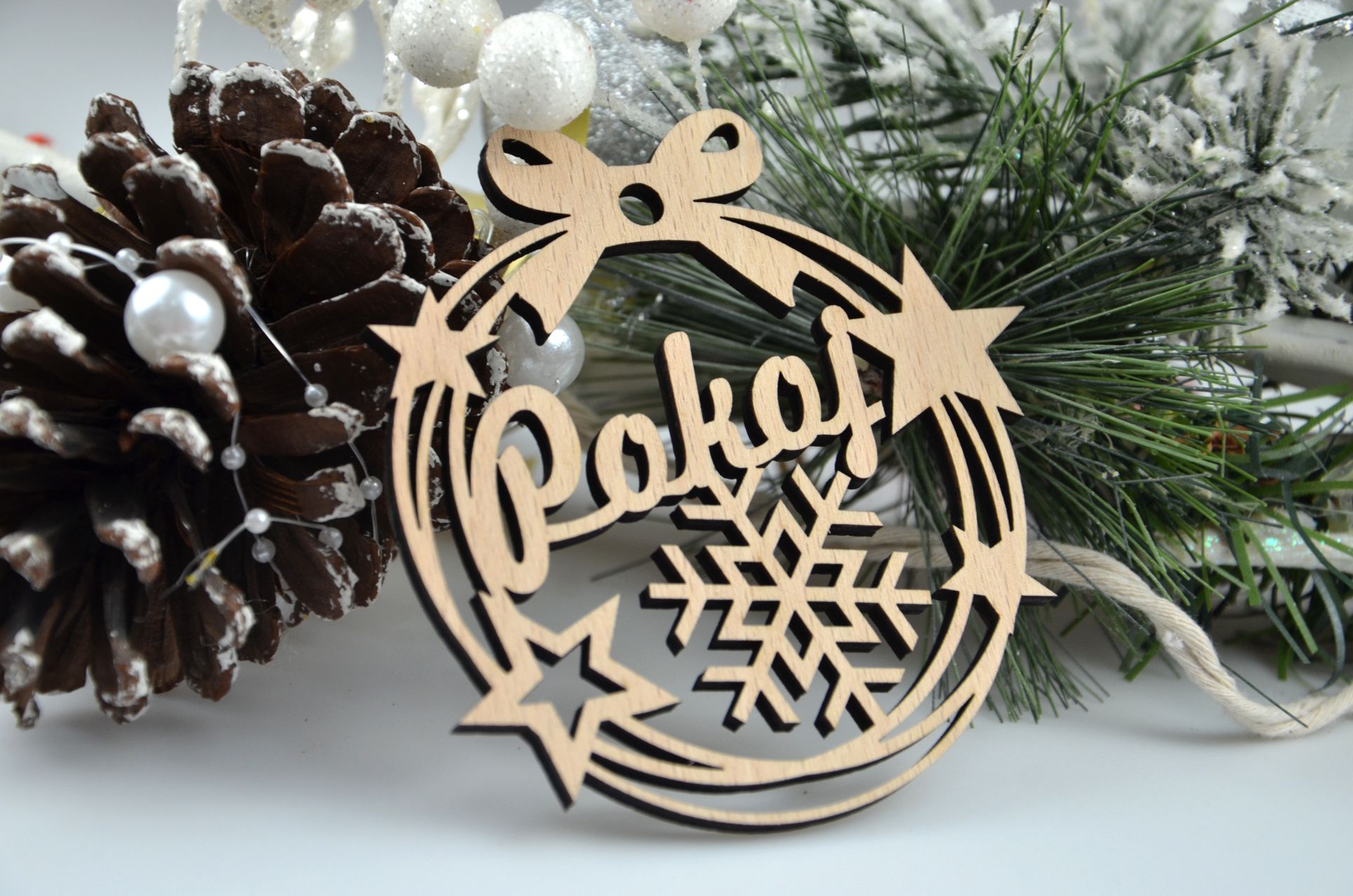 Drevená vianočná ozdoba: POKOJ
