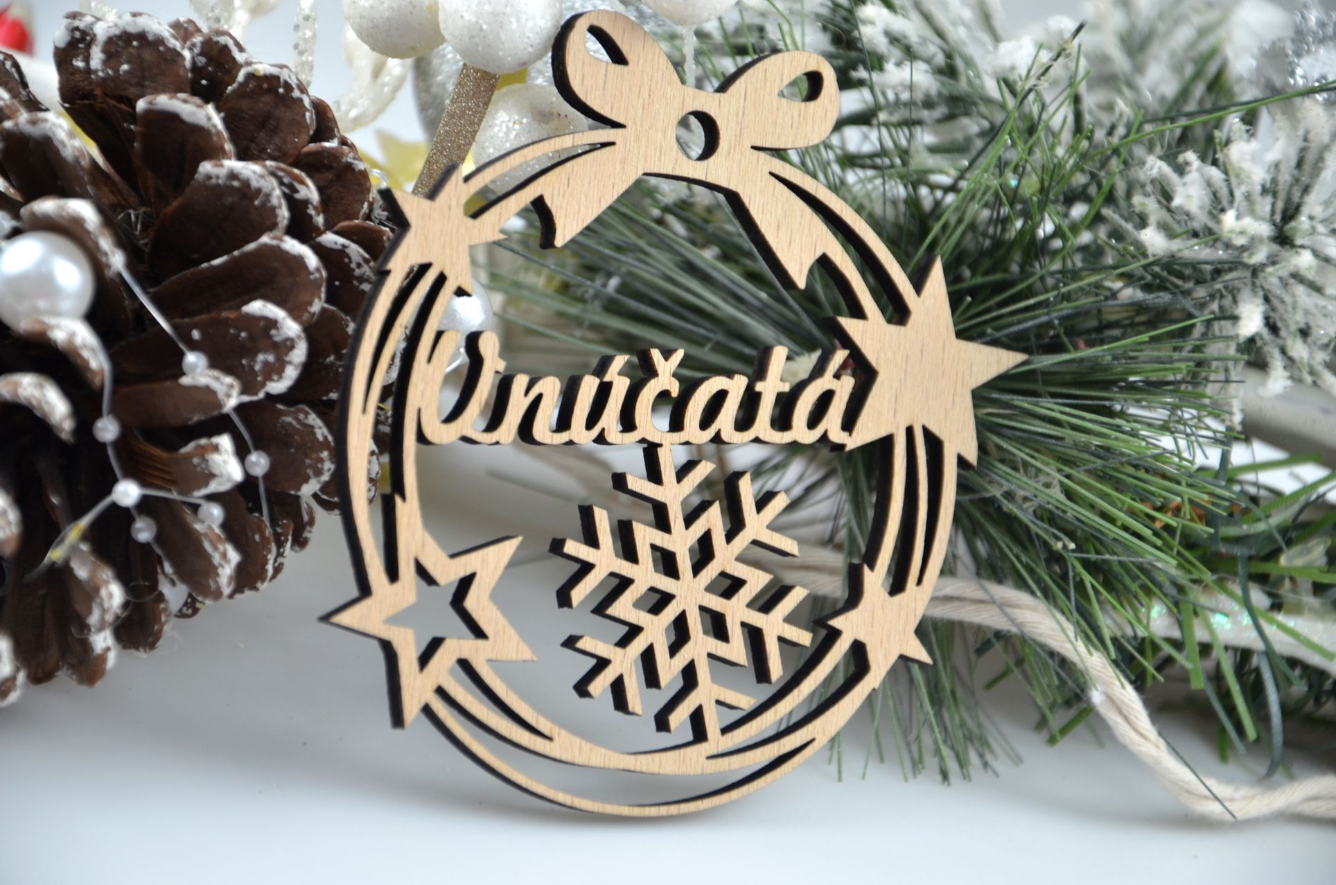 Drevená vianočná ozdoba: VNÚČATÁ