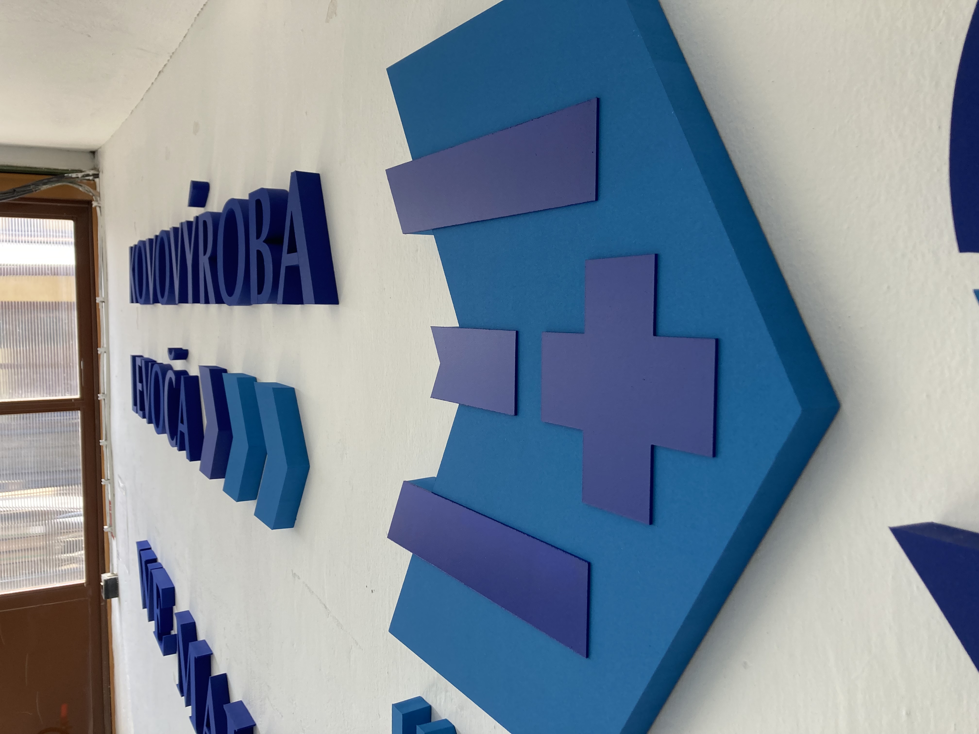 3D firemné logo dvojfarebné z TVRDENÉHO POLYSTYRÉNU interiér/exteriér