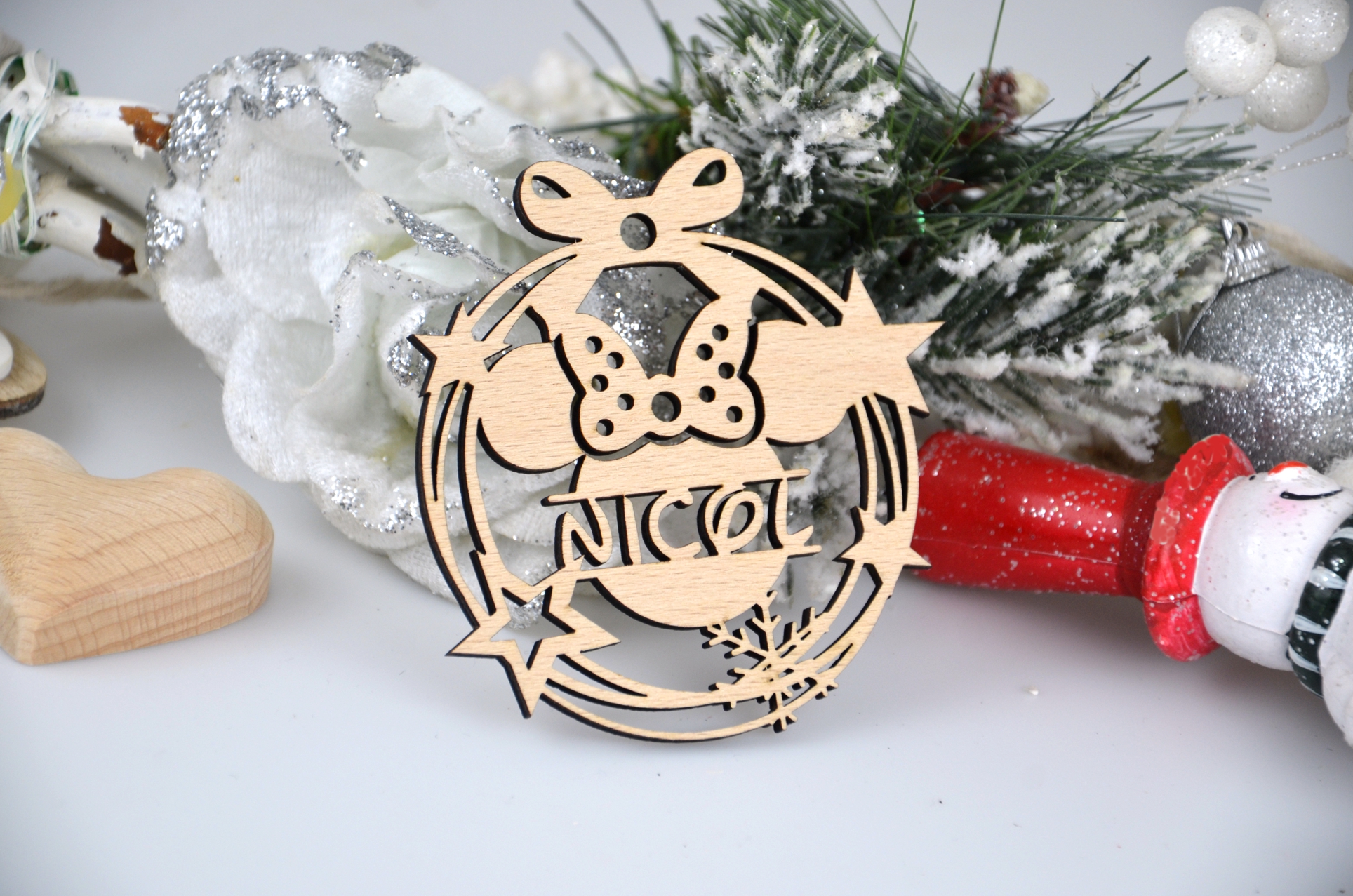 Drevená vianočná ozdoba: MINNIE S MENOM