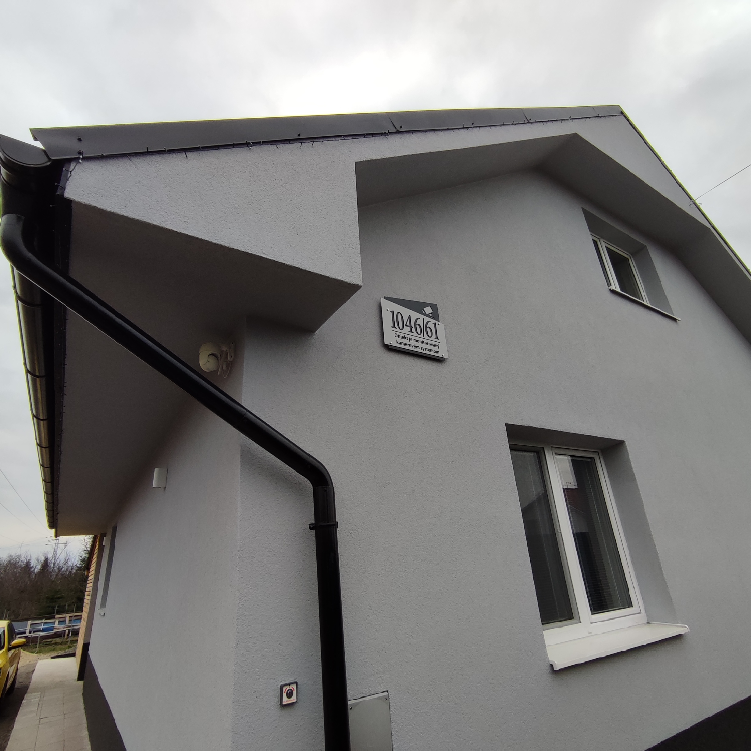 Číslo na dom s nápisom: Objekt chránený kamerovým systémom