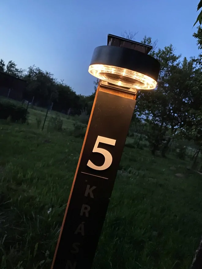 Číslo pred dom: Stĺpik (na solárny systém)