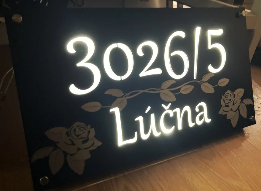 Svetelné číslo na dom LED s gravírom (podľa želania)