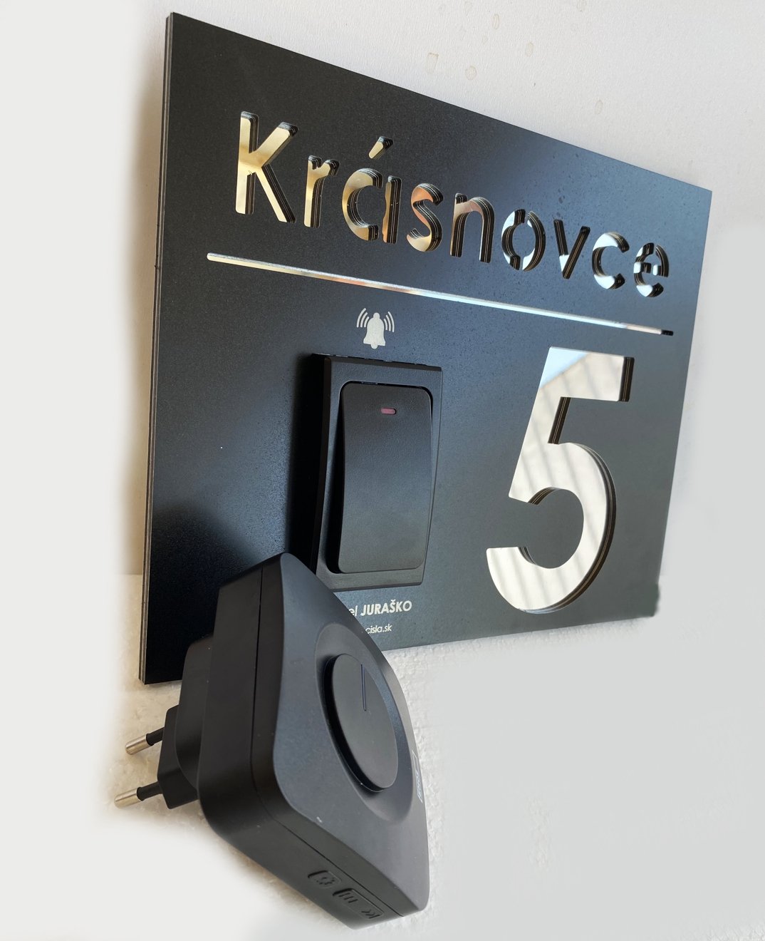 Číslo na dom so zabudovaným zvončekom