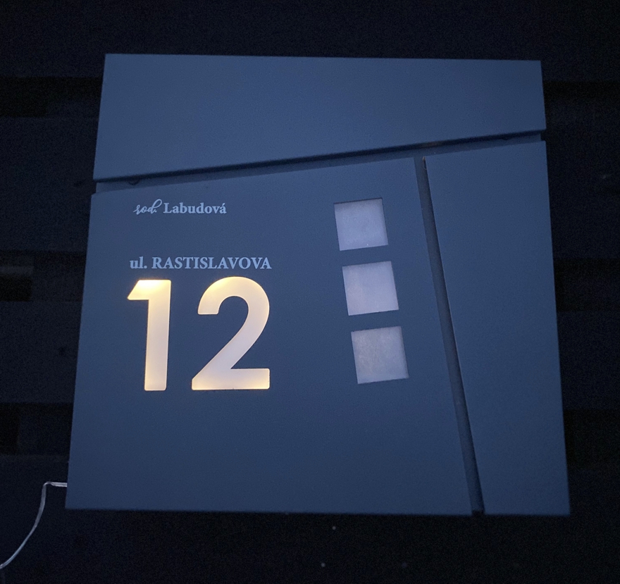 Poštová schránka so zabudovaným solárnym číslom na dom