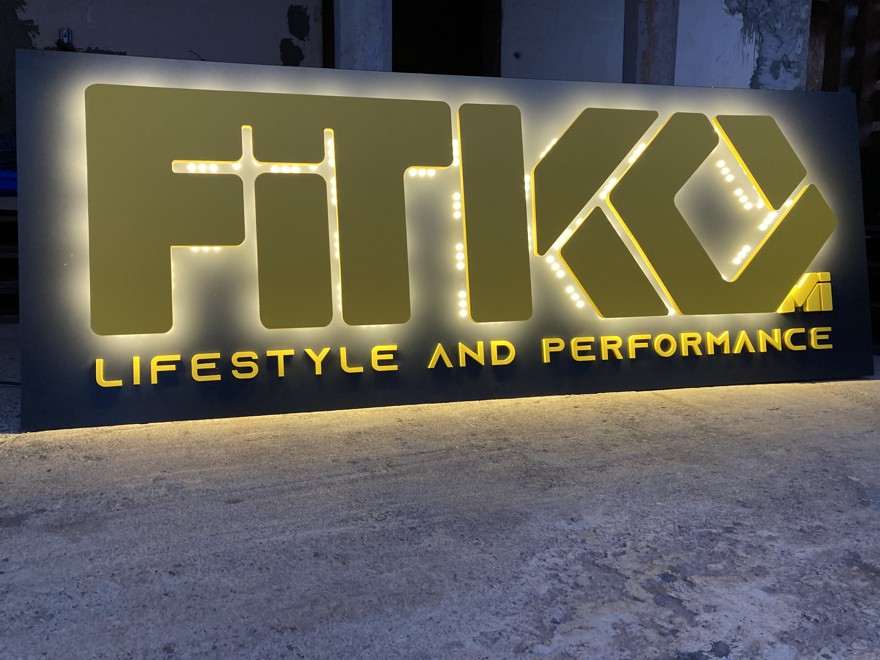 Svetelné logo s 3D PÍSMENAMI LED (220V) NA FASÁDU