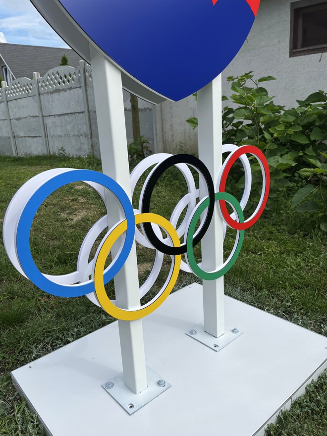 Stojan so štátnym znakom a olympijskymi kruhmi (možnosť akéhokoľvek loga na stojane)