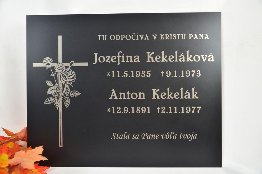 Pamätná tabuľa na náhrobný kameň - s vlastným textom + ozdobným krížikom (50x40cm)