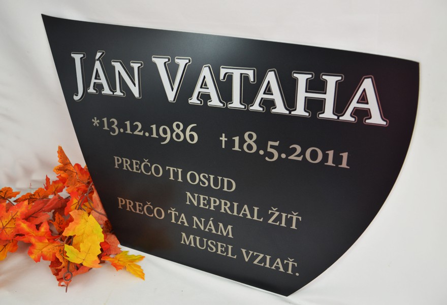 Pamätná tabuľa na náhrobný kameň - s vlastným textom + 3D menom (55x38cm)