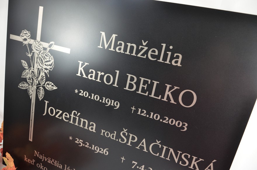 Pamätná tabuľa na náhrobný kameň - s vlastným textom + ozdobným krížikom (70x65cm)