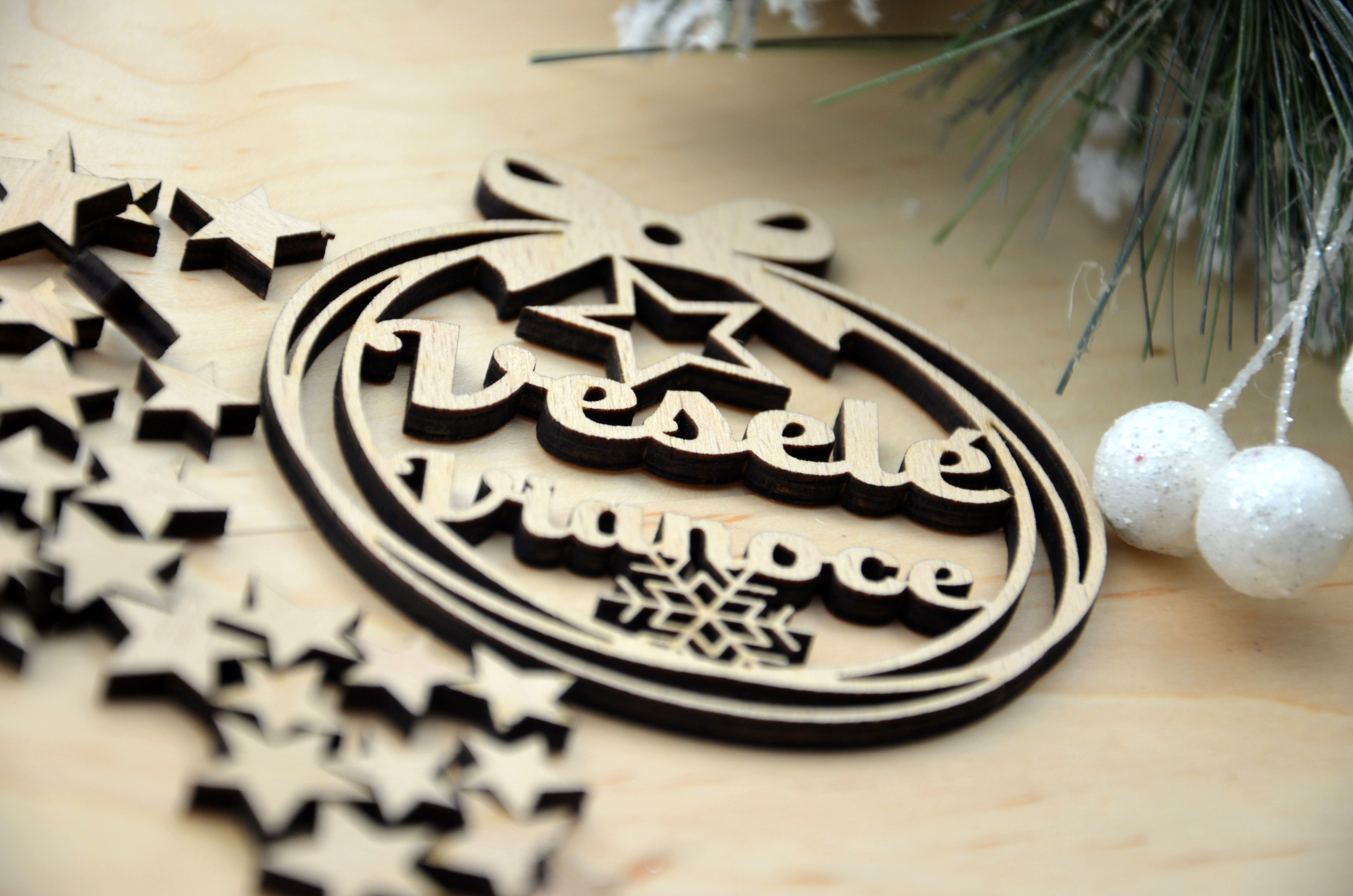 Drevená vianočná ozdoba: VESELÉ VIANOCE