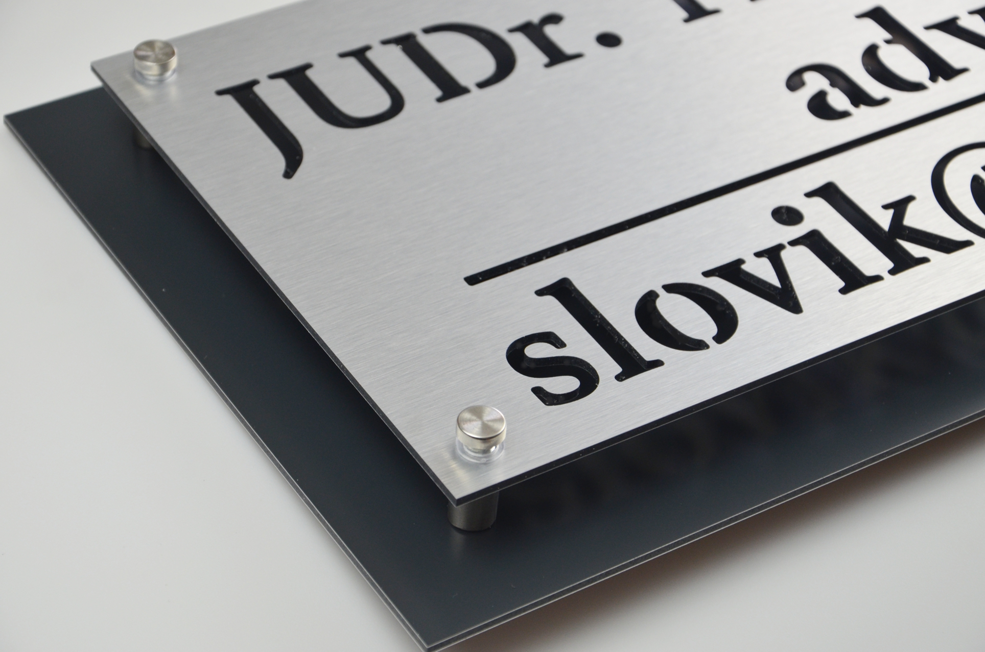 Tabuľka (nielen) pre advokáta/exteriér