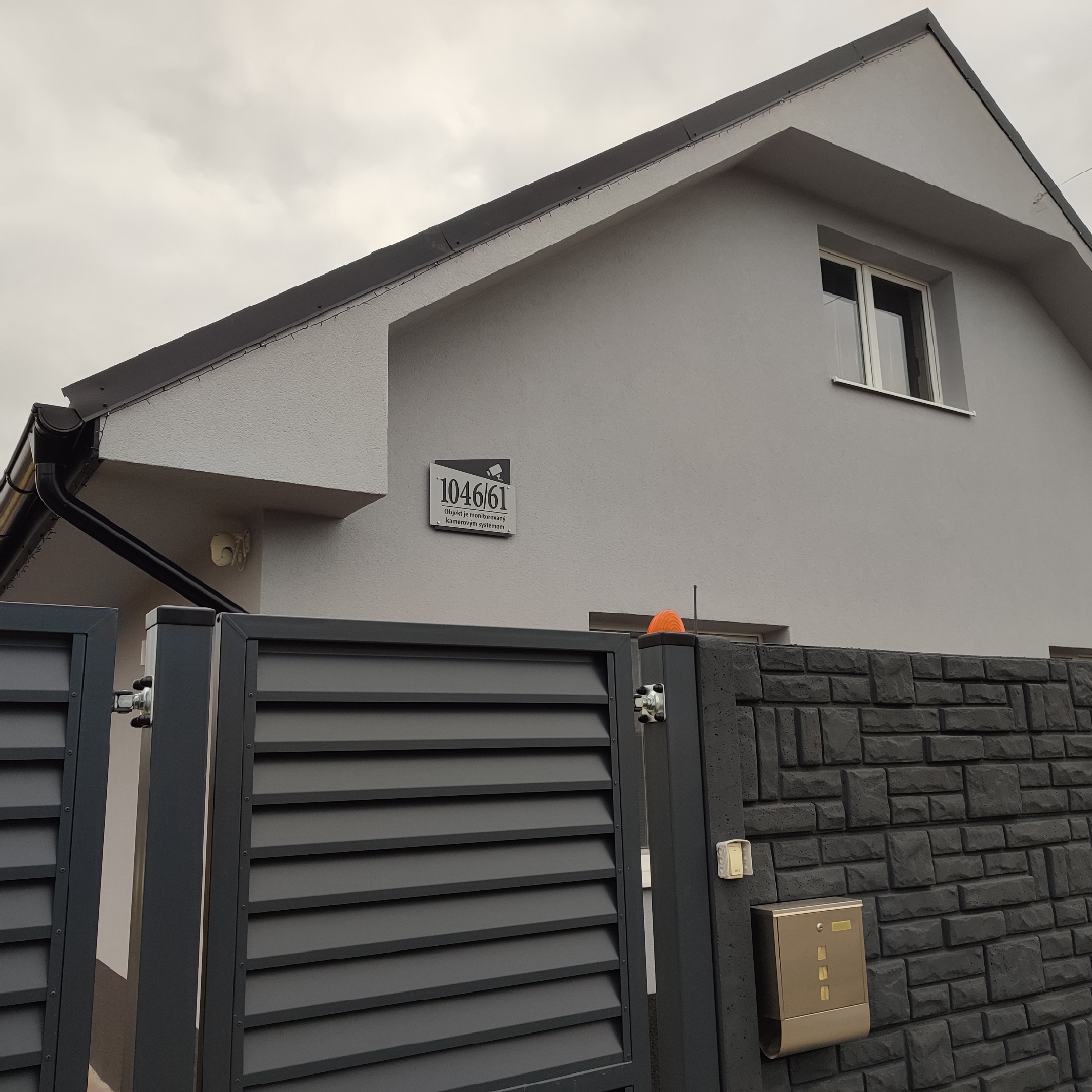 Číslo na dom s nápisom: Objekt chránený kamerovým systémom