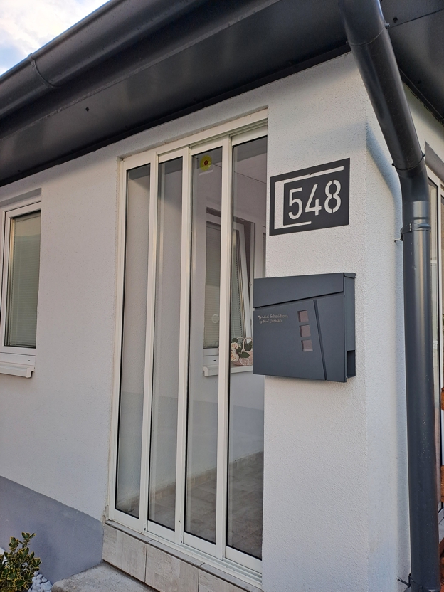 Číslo na dom Shape + Poštová schránka + Gravír mien na schránku ZADARMO