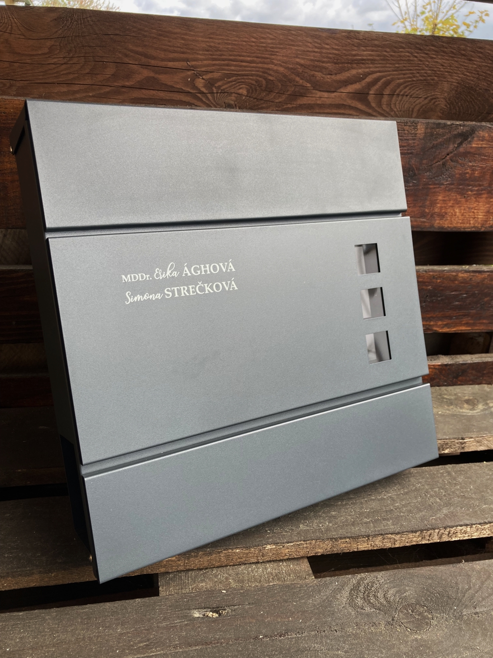 Číslo na dom Tabuľka Modern (antracit) + Poštová schránka + Gravír mien na schránku ZADARMO