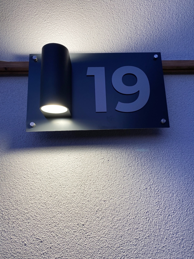 Číslo na dom so zabudovaným svietením: Svetlo domova (antracit)