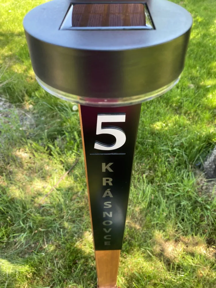 Číslo pred dom: Stĺpik (na solárny systém)