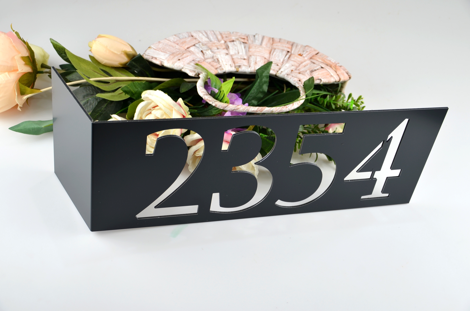 Číslo na dom Za rohom + Poštová schránka + Gravír mien na schránku ZADARMO