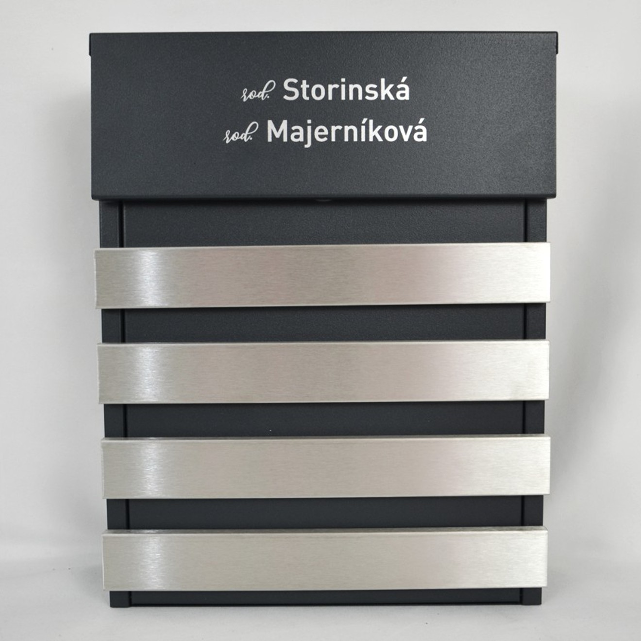 Poštová schránka PRESTIGEBOX - antracit/škrabaný hliník (gravír údajov podľa želania)