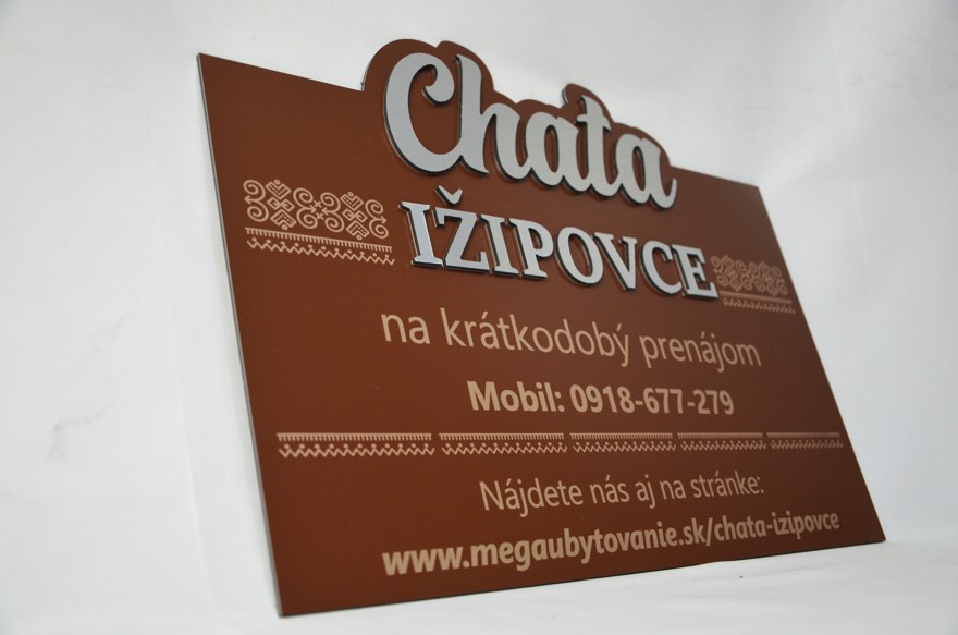Tabuľka s názvom chaty/penziónu/hotela s gravírom údajov