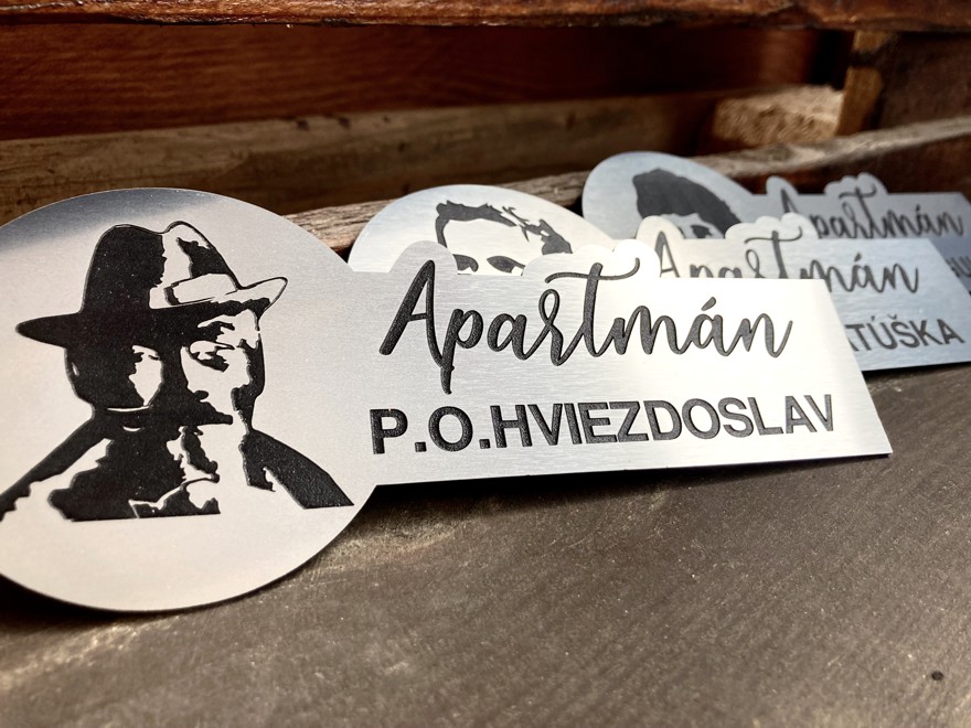 Menovka na dvere hotela/apartmánu/penziónu s vlastným logom a textom