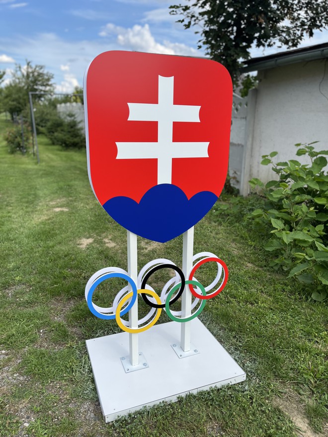 Stojan so štátnym znakom a olympijskymi kruhmi (možnosť akéhokoľvek loga na stojane)