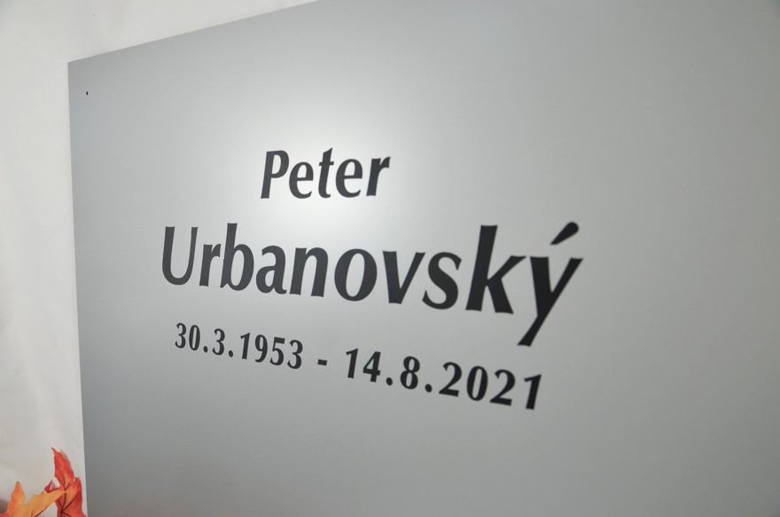 Pamätná tabuľa na náhrobný kameň - s vlastným textom a miestom pre fotografiu (60x60cm)