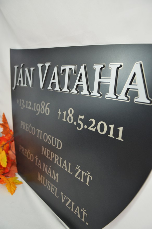 Pamätná tabuľa na náhrobný kameň - s vlastným textom + 3D menom (55x38cm)