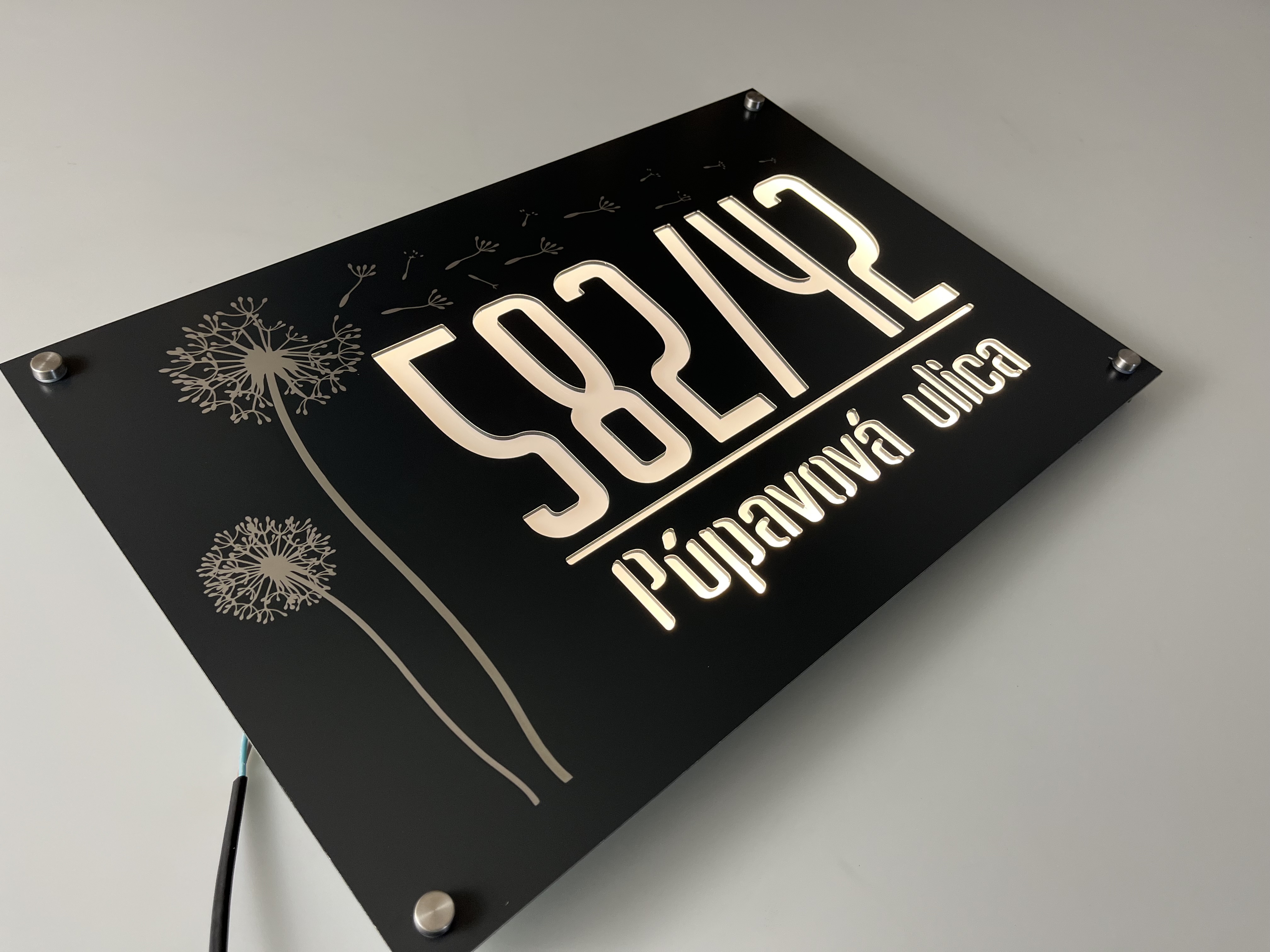 Svetelné číslo na dom LED (220V) s gravírom (podľa želania) - Púpavová ulica