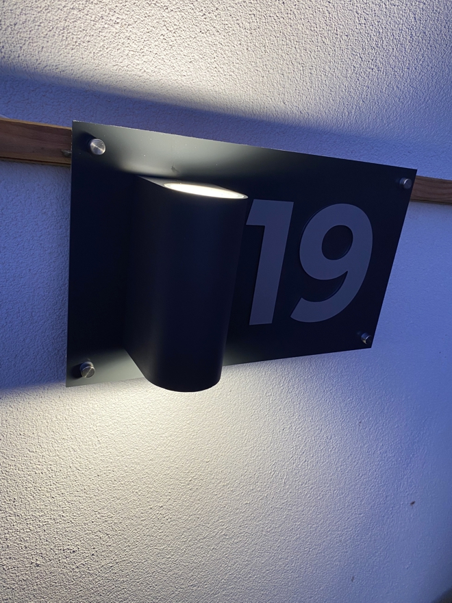 Číslo na dom so zabudovaným svietením: Svetlo domova (antracit)