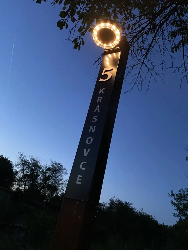 Číslo pred dom: Stĺpik (na solárny systém)