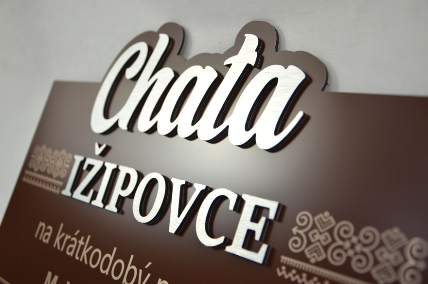 Tabuľka s názvom chaty/penziónu/hotela s gravírom údajov