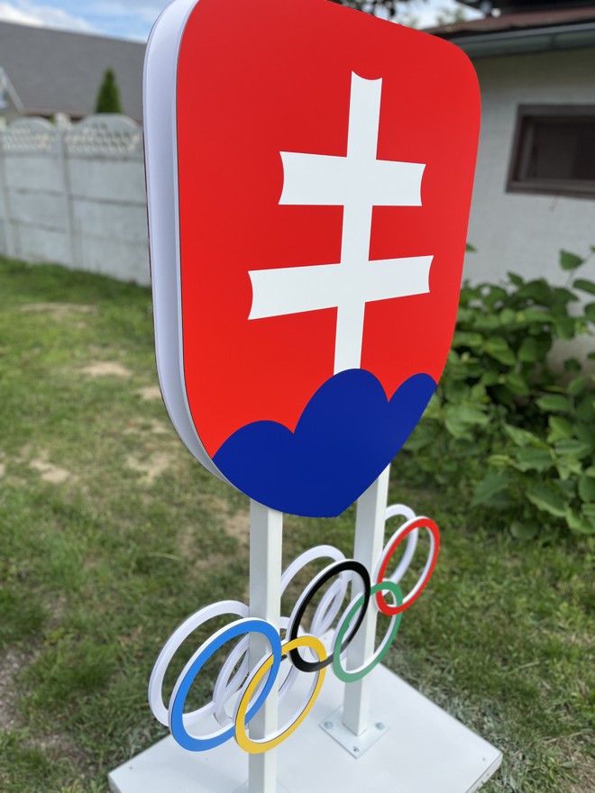 Stojan so štátnym znakom a olympijskymi kruhmi (možnosť akéhokoľvek loga na stojane)