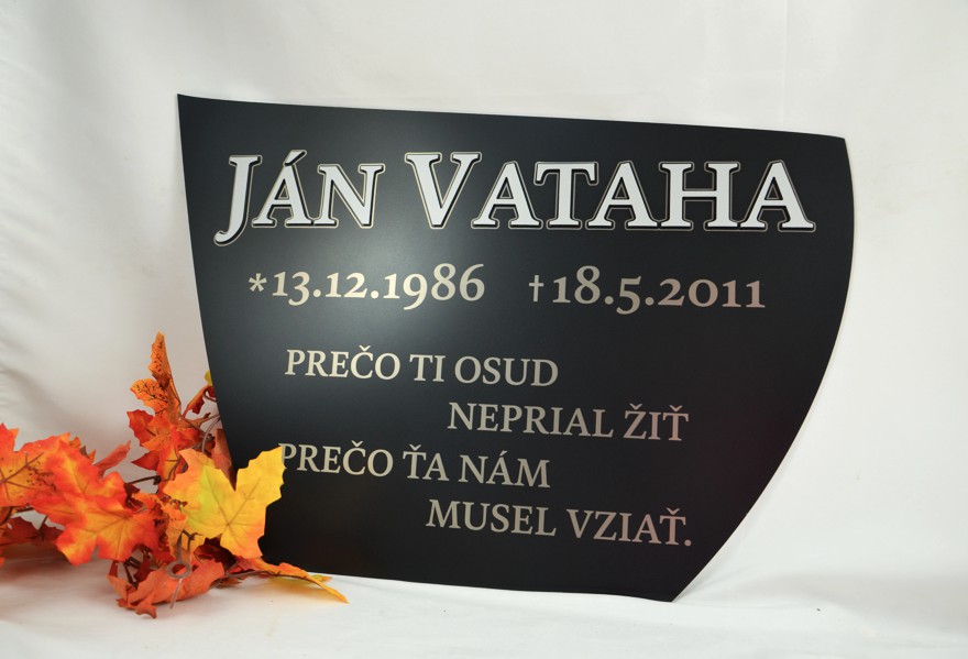 Pamätná tabuľa na náhrobný kameň - s vlastným textom + 3D menom (55x38cm)